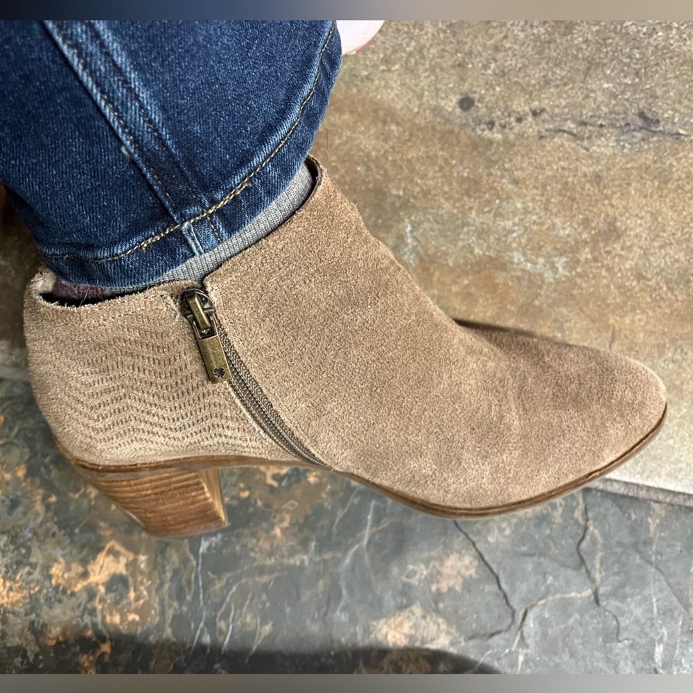 Lucky Brand Pickla Ankle Boots Taupe Suede Zip Up Booties Shoes Womens Size 9.5M - Picture 9 of 10